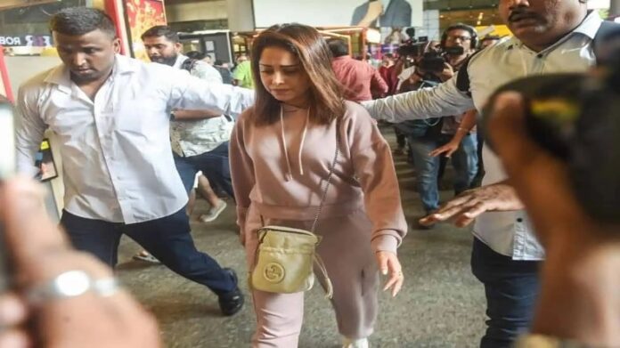 Bollywood news: इजराइल में फंसी नुसरत भरूचा सही सलामत पहुंची भारत, दिखीं परेशान 
