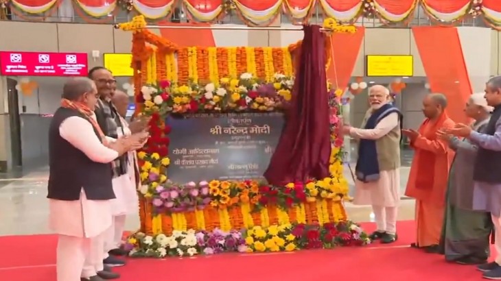 Ayodhya News:PM मोदी ने अयोध्या धाम रेलवे स्टेशन का किया उद्घाटन, वंदे भारत को दिखाई हरी झंडी