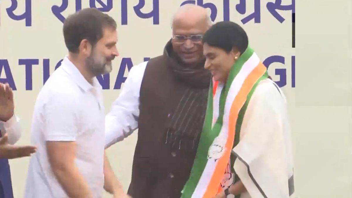 जगन रेड्डी की बहन शर्मिला कांग्रेस में शामिल हुईं