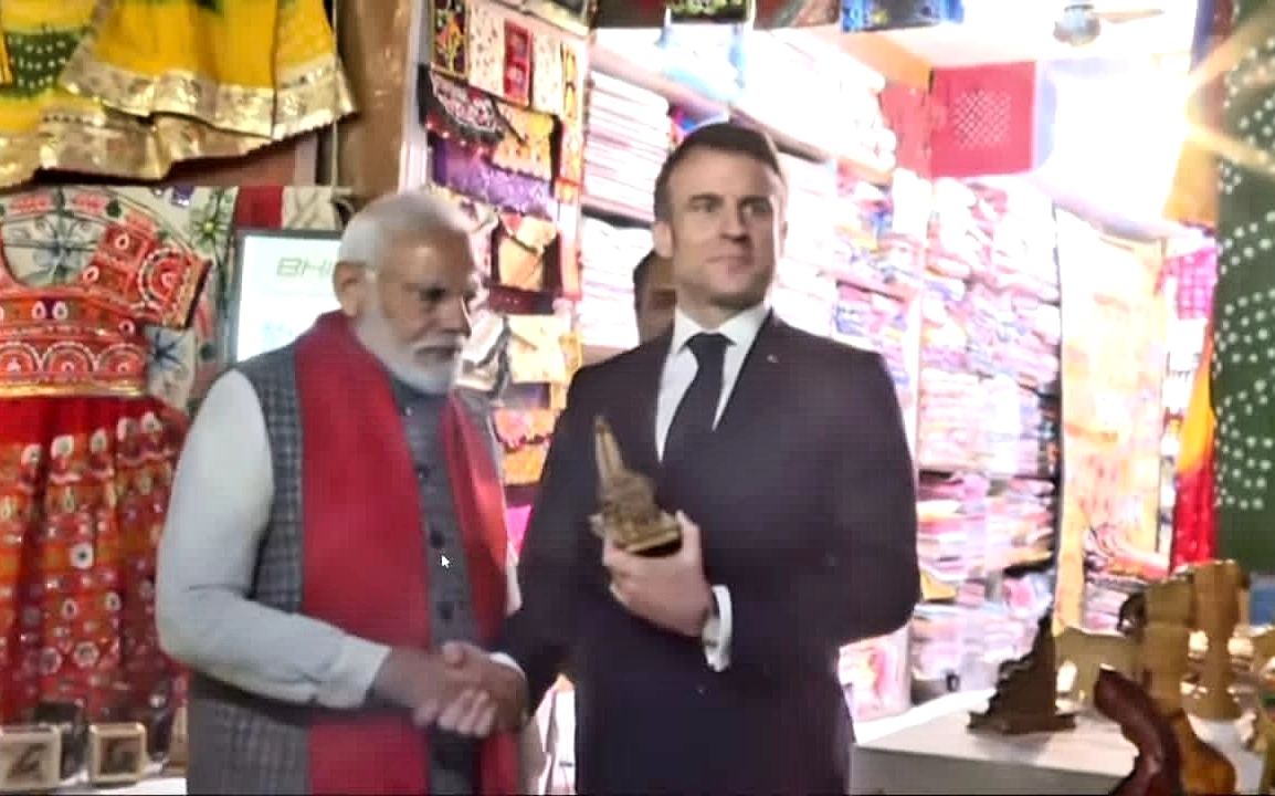 PM Modi-Macron Friendship-राम मंदिर का मॉडल खरीद पीएम मोदी ने मैक्रों को किया गिफ्ट, मैंक्रों ने अयाेध्‍या जाने को कहा