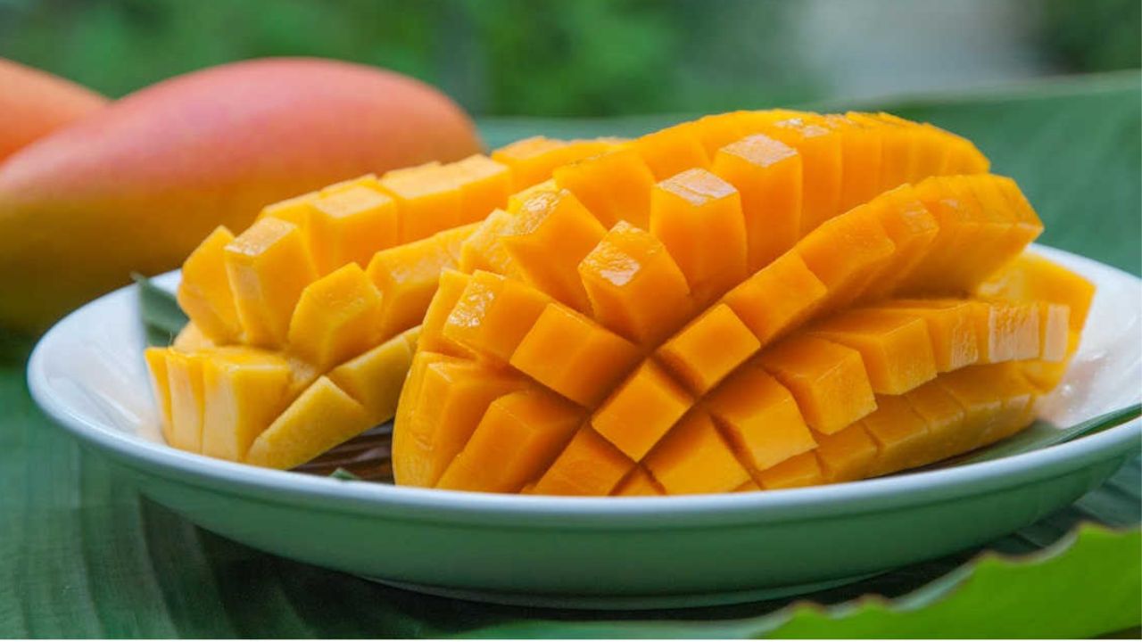 Does eating mango increase sugar level: क्या आम खाने से बढ़ता है शुगर, एक दिन में कितना आम खाएं