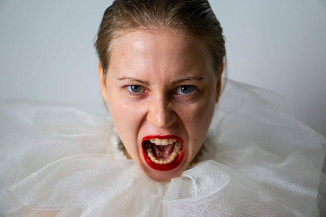 Rage Rituals: गुस्सा उतारने के लिए हो रही पार्टी, लाखों खर्च कर करती हैं तोड़-फोड़, मचाती हैं शोर