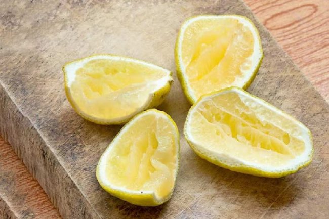 lemon peels : बेकार समझकर ना फेंके नींबू के छिलके, बड़े काम की है यह चीज, घर के 10 काम होंगे आसान