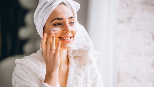 Skin Care: सनस्क्रीन लगाने के बाद चेहरा हो जाता है चिपचिपा तो इन बातों का रखें ध्यान