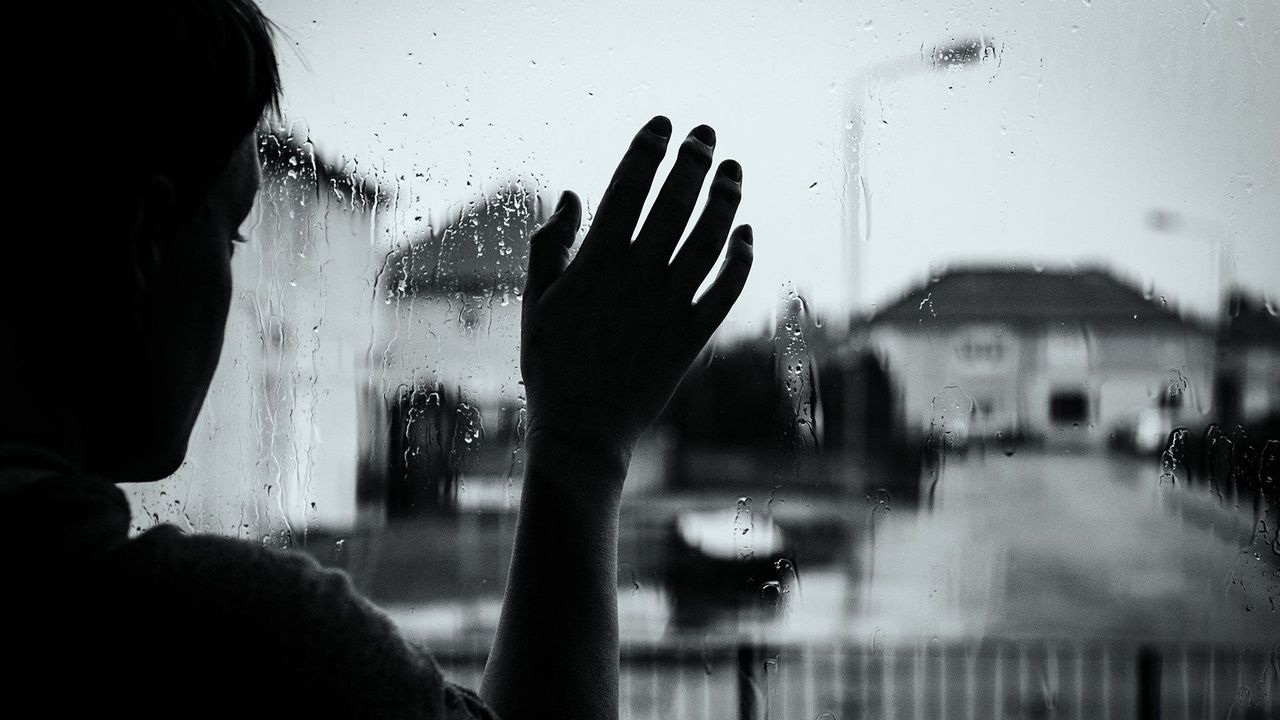 touches water : पानी छूते ही हो जाता है बुरा हाल, इस बीमारी से बेहाल हुई लड़की