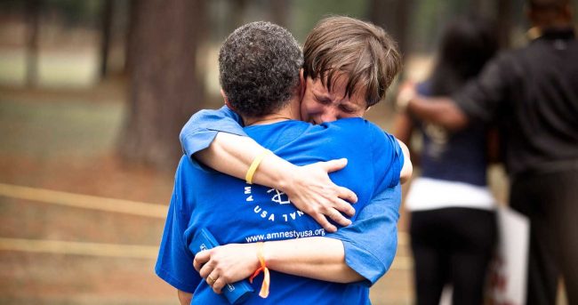 Punishment for hugging People: लोगों को गले लगाने की मिली इस व्‍लॉगर को ऐसी सजा, कोर्ट का सख्‍त फैसला 