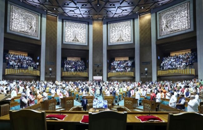 Loksabha 2024 Seating Arrangement: लोकसभा में कौन सांसद कहां बैठेगा कैसे तय होता है, क्या है इसको लेकर नियम?