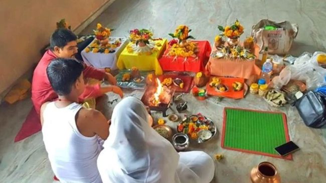 Asana in Worship: पूजा में आसन का क्‍यों है बहुत महत्‍व? किस आसन पर बैठकर पूजन करना माना गया है शुभ