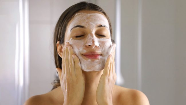Beauty Face Pack: कच्चे दूध और चंदन पाउडर का फेस पैक चेहरे को देगा नेचुरल ग्लो, जान लें तरीका