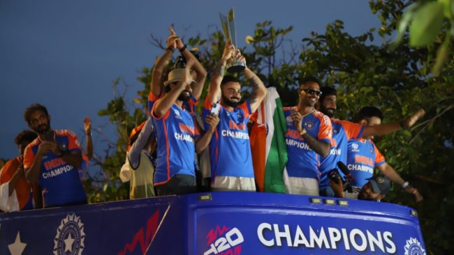 Team India Victory Parade: वानखेड़े स्‍टेडियम में विश्‍व विजेता टीम का हो रहा सम्‍मान, रोहित शर्मा ने पूरी टीम को दिया क्रेडिट