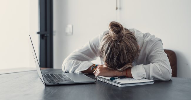 Woman Claims Colleague: इस महिला के साथ उसके सहकर्मी ने किया कुछ ऐसा, साल भर नहीं कर सकी काम