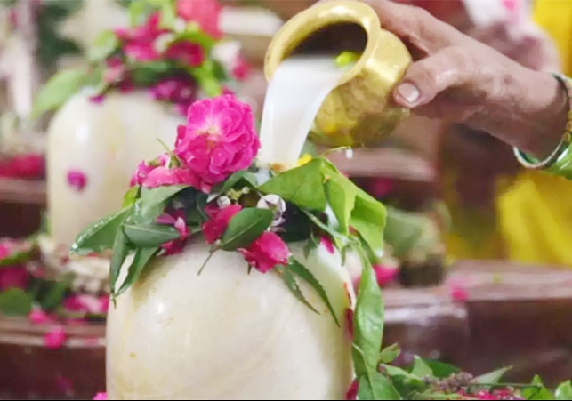 Worship Lord Shiva in Sawan: सावन में करें भगवान शिव की पूजा, इन चीजों को शिवलिंग पर जरूर करें अर्पित