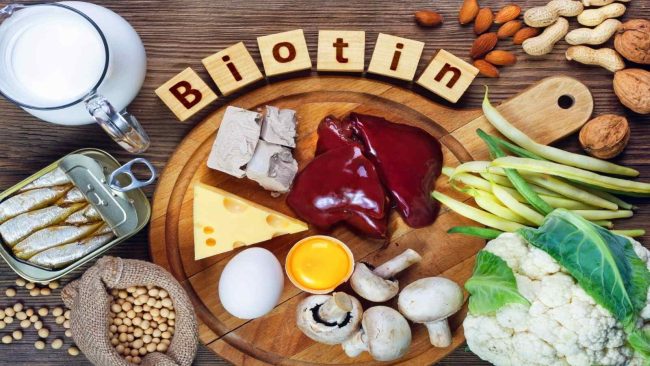 Biotin Benifits: बालों से लेकर त्वचा को ठीक करने में बयोटीन करता है कमाल का काम, बॉडी में ना होने दे कमी