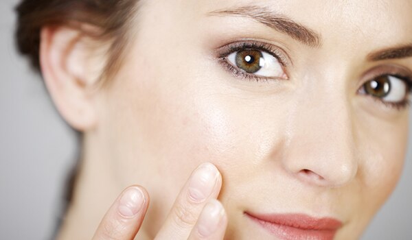 Skin Younger in 50: 50 की उम्र में भी स्किन दिखेगी बिल्‍कुल जवां, ऐसे लगाएं नाइट क्रीम