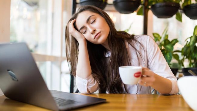 Feel sleepy after eating: क्या आपको भी दोपहर के खाने के बाद नींद आने लगती है? जानिए क्यों!