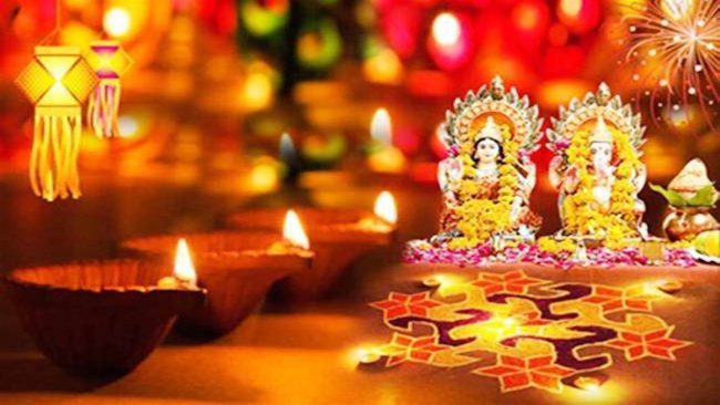Deepawali Shubh Muhurat 2024: कल है दीपो का त्योहार दीपावली, मां लक्ष्मी को प्रसन्न करने के लिए इस शुभ मुहूर्त में करें पूजा