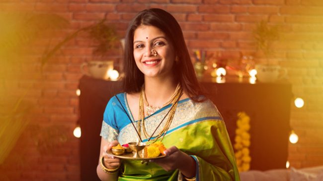 Skin Care in Karva Chauth: बेसन के इस फेस पैक से करवा चौथ पर चांद सा चमकेगा चेहरा, ऐसे करें फेशियल