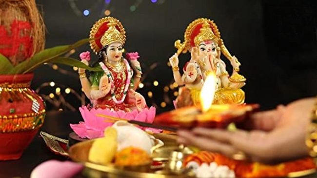 Worship Lakshmi on Diwali: दीपावली पर है लक्ष्‍मी पूजन का ये शुभ मुहूर्त, ऐसे करें तैयारी, मां लक्ष्‍मी की बरसेगी कृपा