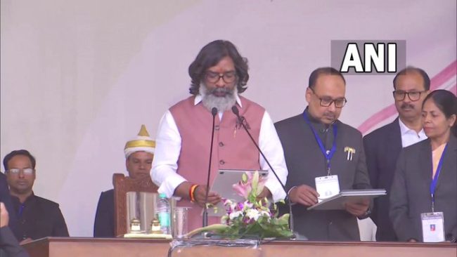 Hemant Soren Oath Ceremony: झारखंड के 14वें मुख्‍यमंत्री के रूप में चौथी बार हेमंत सोरेन ने ली शपथ, ममता बनर्जी, राहुल गांधी सहित इंडिया गठबंधन के दिग्‍गज मौजूद 